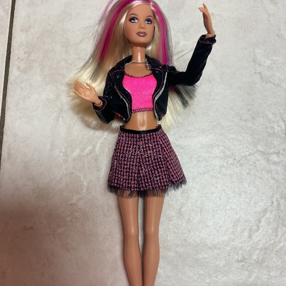 Barbie 2008 Fashion Fever Rock Chick - Picture 3 of 5